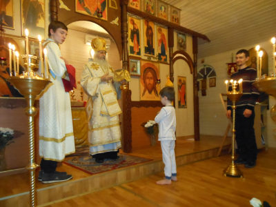Митрополит Дамаскин причащает прихожан РосПЦ